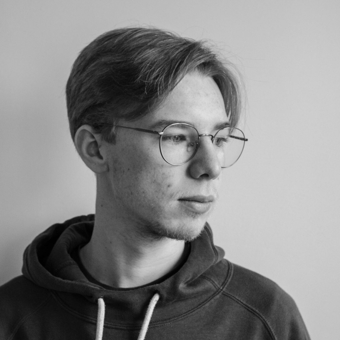 Man testimonial portrait with glasses